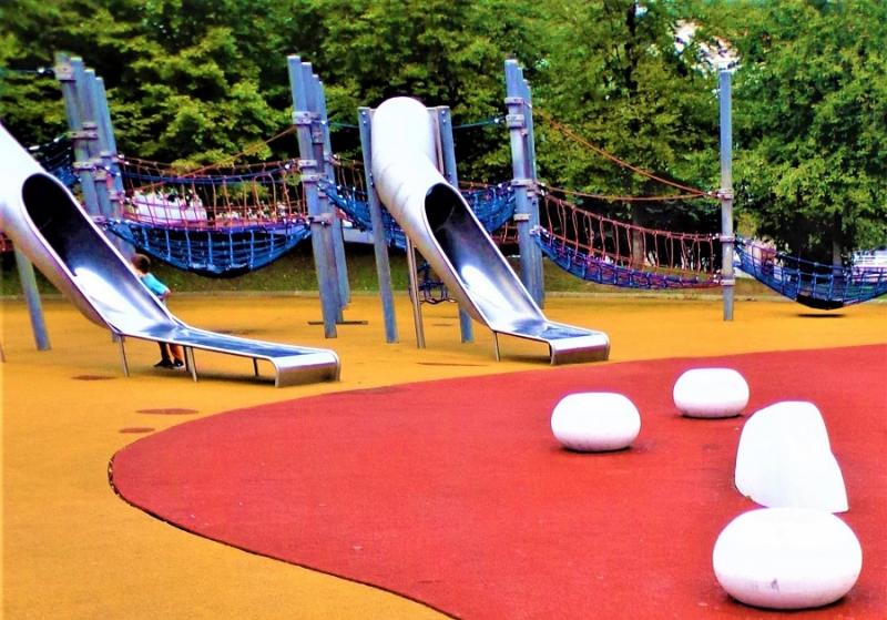Kinderspielplatz mit farbigen Gummigranulat